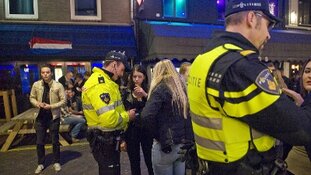 Automobilist aangehouden na poging inrijden op agent