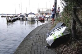 Auto te water in Uitgeest: één man gered