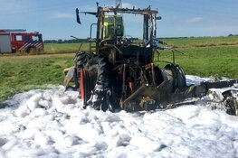 Tractor in brand in Uitgeest