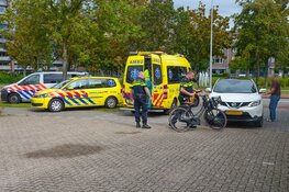 Fietsster naar het ziekenhuis na aanrijding met auto