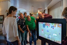 Akersloots ‘Team Nico’ overhandigt BeleefTV aan zorginstelling Heemswijk in Heemskerk