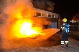 Brandweer blust brand bij basischool in Heemskerk