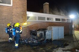 Brandweer blust brand bij basischool in Heemskerk