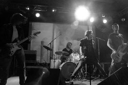 TWICE THE SAME VIERT 10-JARIG BESTAAN MET KERSTNUMMER EN VINYLPLAAT