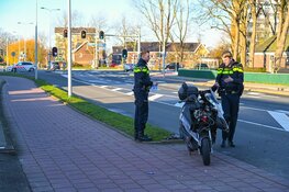 Scooterrijder met spoed naar het ziekenhuis na aanrijding