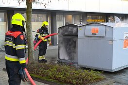 Container vol plasticafval in brand: veel rookontwikkeling