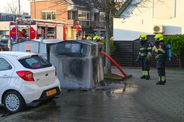 Container vol plasticafval in brand: veel rookontwikkeling