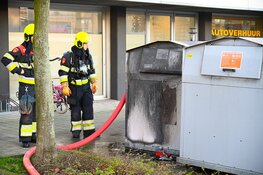 Container vol plasticafval in brand: veel rookontwikkeling