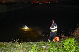 Zoekslag na fietslampje in het water in Heemskerk