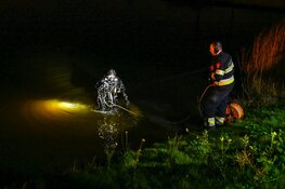 Zoekslag na fietslampje in het water in Heemskerk