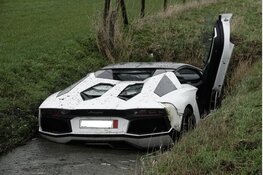 Peperdure Lamborghini in sloot bij Heemskerk