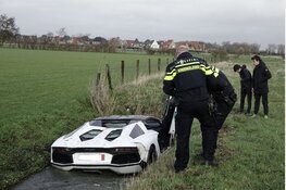 Peperdure Lamborghini in sloot bij Heemskerk