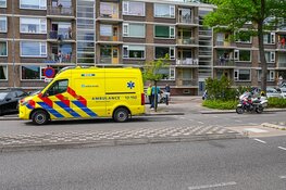 Overstekend kind loopt tegen auto, bestuurder rijdt door