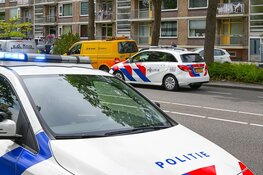 Overstekend kind loopt tegen auto, bestuurder rijdt door
