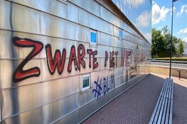 Gemeentehuis Heemskerk beklad met anti-pietleus: "Komt dreigend over"