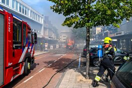 Camper vliegt in brand midden in centrum Heemskerk