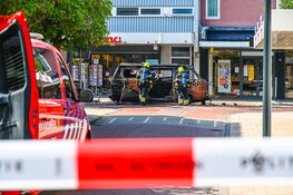 Camper vliegt in brand midden in centrum Heemskerk
