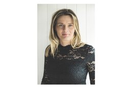 Heemskerkse Desley Boxtart schenkt cheques namens Business Open Ockenburgh aan goede doelen