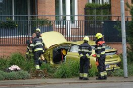 Auto tegen wooncomplex gereden in Heemskerk