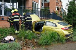 Auto tegen wooncomplex gereden in Heemskerk