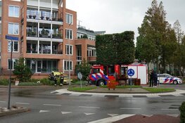 Auto tegen wooncomplex gereden in Heemskerk