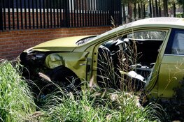 Auto tegen wooncomplex gereden in Heemskerk