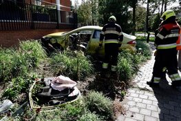 Auto tegen wooncomplex gereden in Heemskerk