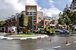 Auto tegen wooncomplex gereden in Heemskerk