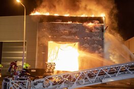 Zeer grote brand in loods aan de Timmerwerf in Heemskerk