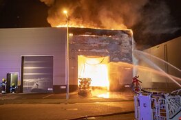 Zeer grote brand in loods aan de Timmerwerf in Heemskerk