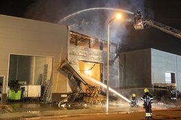 Zeer grote brand in loods aan de Timmerwerf in Heemskerk