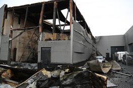 Loods door brand verwoest. Schade bij daglicht goed zichtbaar