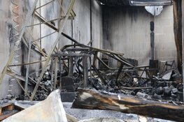 Loods door brand verwoest. Schade bij daglicht goed zichtbaar