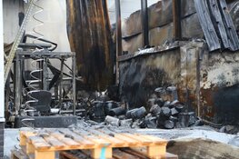 Loods door brand verwoest. Schade bij daglicht goed zichtbaar