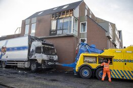Uitgebrande vrachtwagen Daltonstraat Heemskerk afgesleept