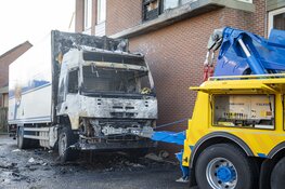 Uitgebrande vrachtwagen Daltonstraat Heemskerk afgesleept