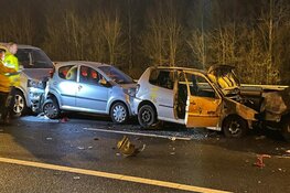 Autobrand na ongeluk met tien auto's op A9. Tot in de middag twee rijstroken dicht