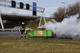 Bouwcontainer vliegt in brand op A9