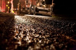 Nieuw asfalt Binnenduinrandweg (N197) tussen Heemskerk en Beverwijk
