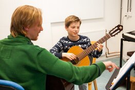 Bloemendaalse gitaarleraar maakt app voor het leren van muziektheorie