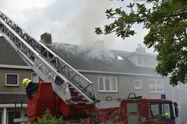 Felle dakbrand bij woning in Heemskerk