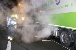 Koeling van trailer vrachtwagen in de brand langs de A9