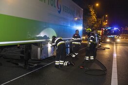 Koeling van trailer vrachtwagen in de brand langs de A9