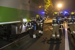 Koeling van trailer vrachtwagen in de brand langs de A9