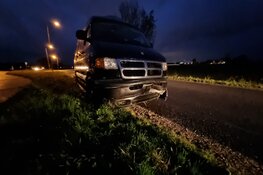 Auto te water na botsing op grens Heemskerk/Uitgeest