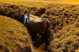 Auto te water na botsing op grens Heemskerk/Uitgeest