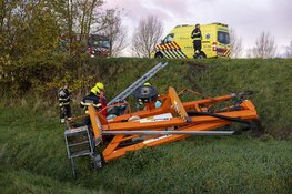 Hoogwerker breekt los van wagen en raakt fietser in Uitgeest