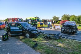 Brandweer bevrijdt bestuurster na frontale botsing