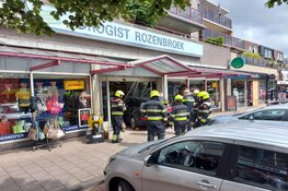 Auto rijdt door gevel van drogist in Heemskerk