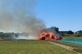 Grote buitenbrand in stapel hooi in Heemskerk